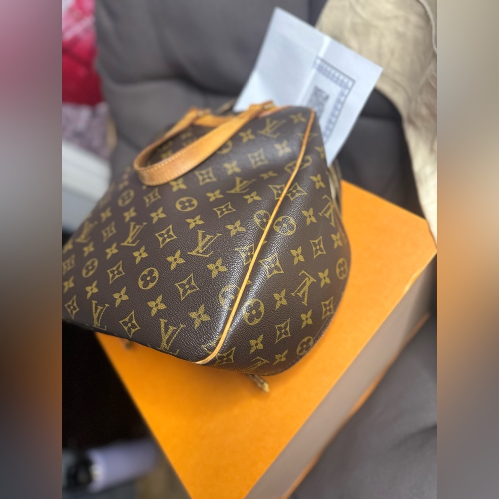 Louis Vuitton monogram excursion handbag. Has authenticity papers. - Picture 12 of 16